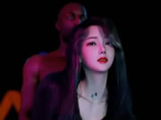 Azjatycka piękność i czarnoskórzy mężczyźni tańczą